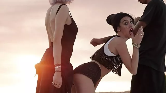 La rubia Jessie las mejores folladas en español Young recibe una gran polla