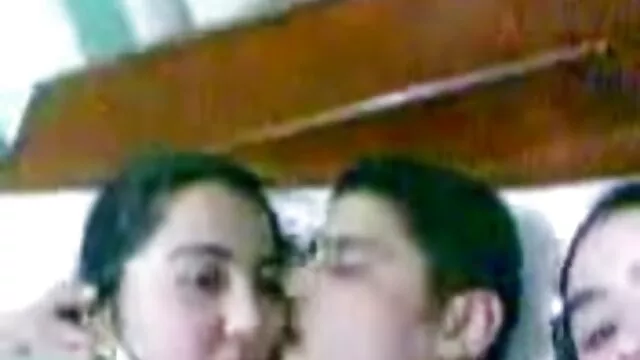 MILF tatuada Selena sexso españolas Sky recibe una polla en su chocho regordete
