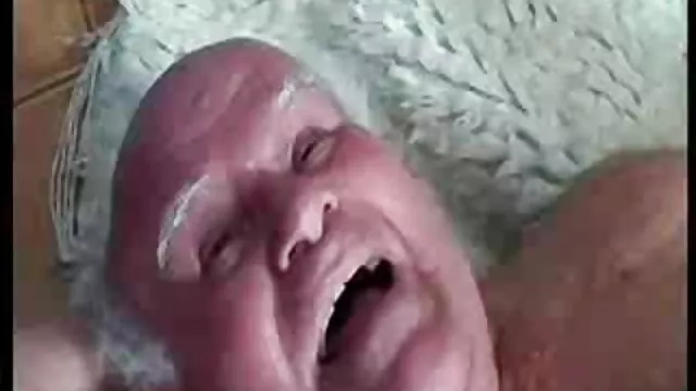 Belleza alemana en trío público follando con viejas españolas