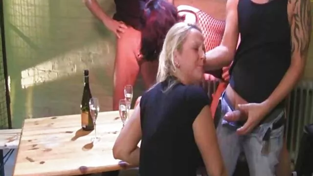 Mamá alemana enseña a su hijastro y amigo cómo videos porno en vivo en español follar en un trío